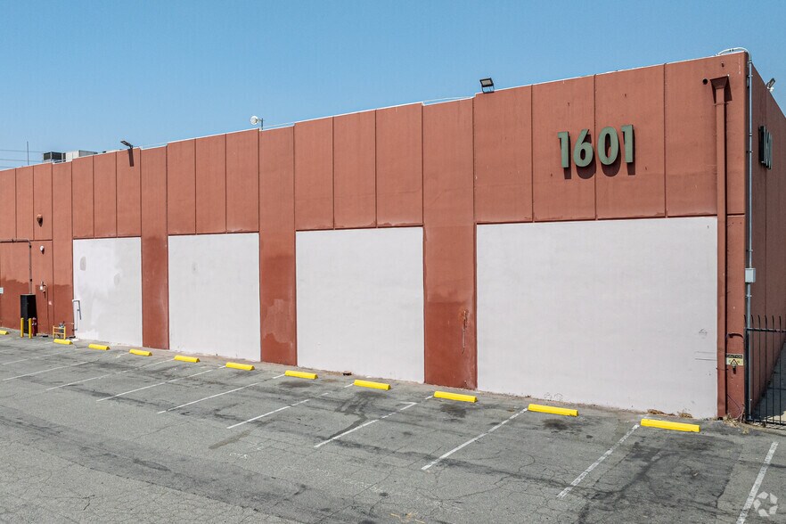 1601 Perrino Pl, Los Angeles, CA à vendre - Photo principale – Image 2 sur 29