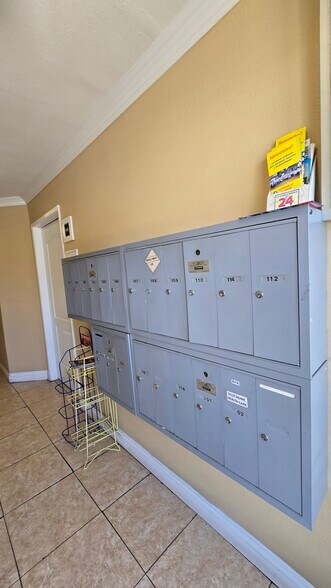 18550 Sherman Way, Reseda, CA à louer - Photo de l’immeuble – Image 2 sur 4