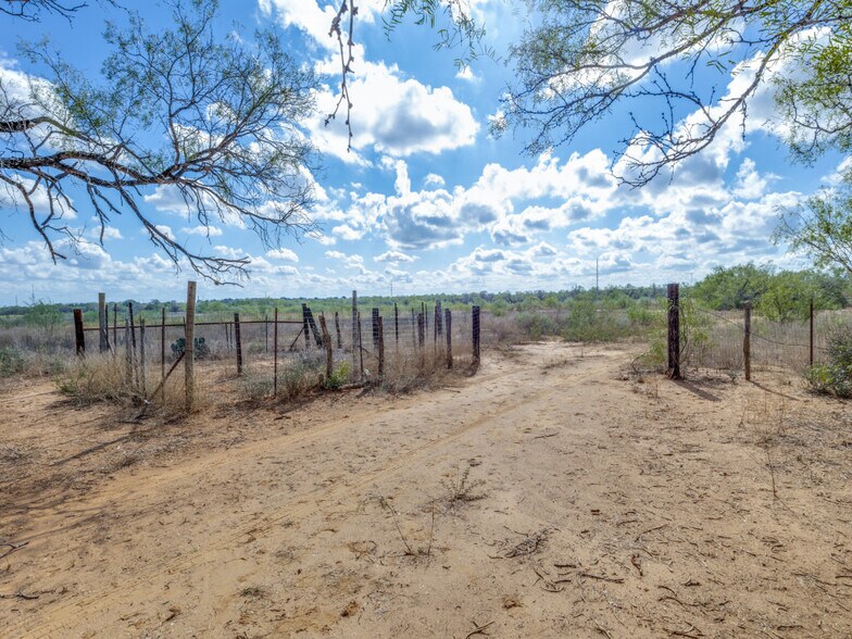West Rockport Road & S 1604 W (E Anderson Loop) rd, Somerset, TX à vendre - Photo de l’immeuble – Image 3 sur 15