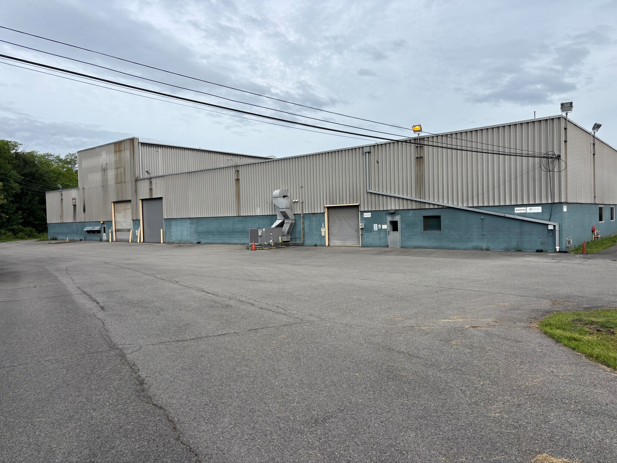 4930 Buttermilk Hollow Rd, West Mifflin, PA à louer Photo de l’immeuble– Image 1 sur 6