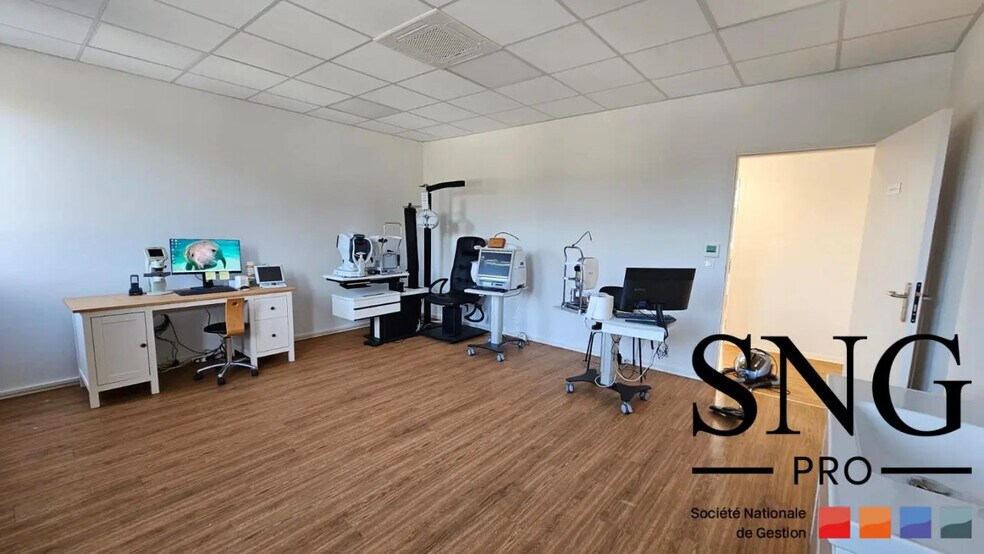 418 Avenue Georges Guynemer, Salon-de-Provence à louer - Photo de l’immeuble – Image 3 sur 9