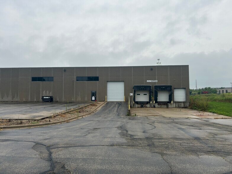 715 Progress Way, Sun Prairie, WI à louer - Photo de l’immeuble – Image 3 sur 15