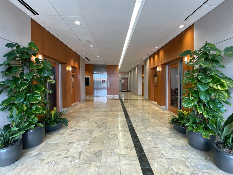 50 E 91st St, Indianapolis, IN à louer - Hall d’entrée – Image 2 sur 4