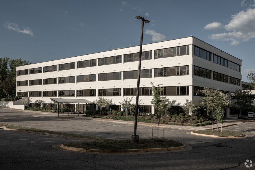 3299 Woodburn Rd, Annandale, VA à louer - Photo de l’immeuble – Image 3 sur 10