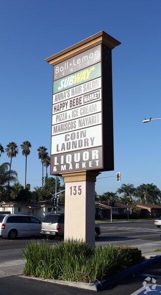 135 W Ball Rd, Anaheim, CA à louer - Photo de l’immeuble – Image 2 sur 4