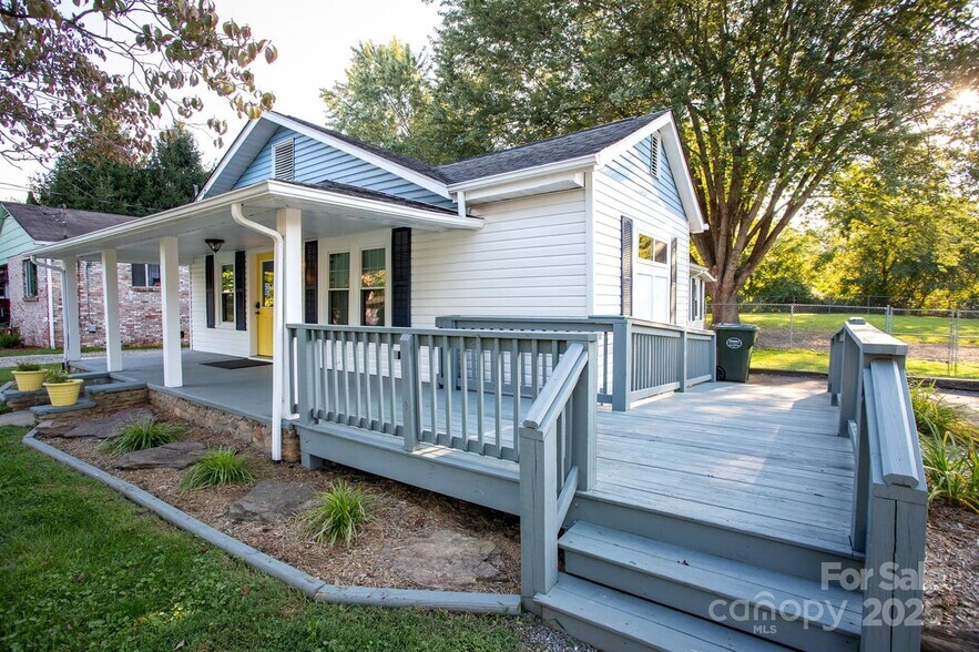 95 Elysinia Ave, Waynesville, NC à vendre - Photo de l’immeuble – Image 2 sur 14