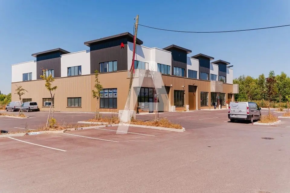 Local d'activités dans Saint-Pierre-du-Perray à vendre Photo de l’immeuble– Image 1 sur 9