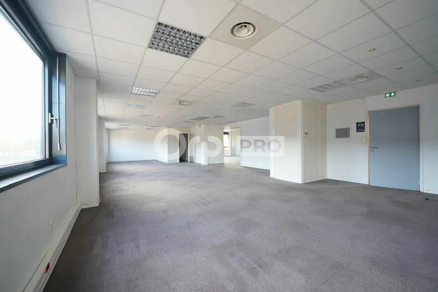 Local d’activités dans Saint-Quentin-Fallavier à louer - Photo de l’immeuble – Image 2 sur 32
