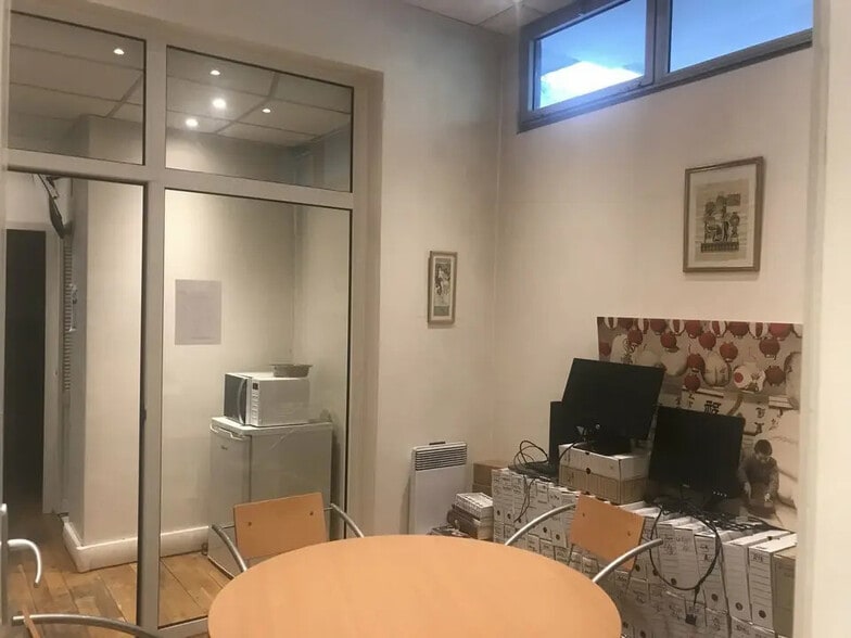 Local d’activités dans Vincennes à louer - Photo de l’immeuble – Image 2 sur 6