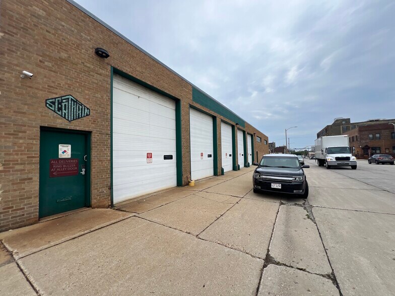 401-429 S 3rd St, Milwaukee, WI à louer - Photo de l’immeuble – Image 2 sur 10