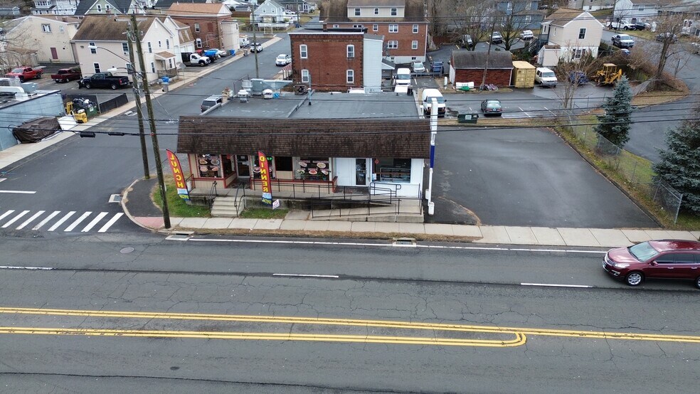 178-182 Pine St, Bristol, CT à vendre - Photo de l’immeuble – Image 3 sur 15