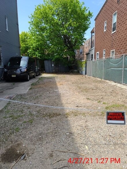 400 Linwood St, Brooklyn, NY à vendre - Photo principale – Image 1 sur 9