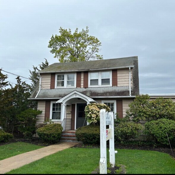 8 Manor Rd, Smithtown, NY à vendre - Photo de l’immeuble – Image 2 sur 19