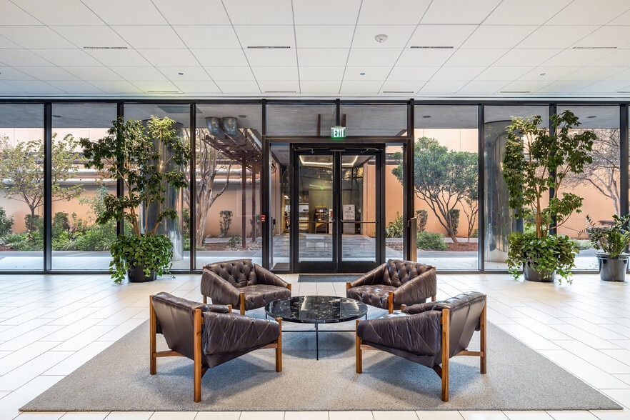 1701 Directors Blvd, Austin, TX à louer - Hall d’entrée – Image 3 sur 15
