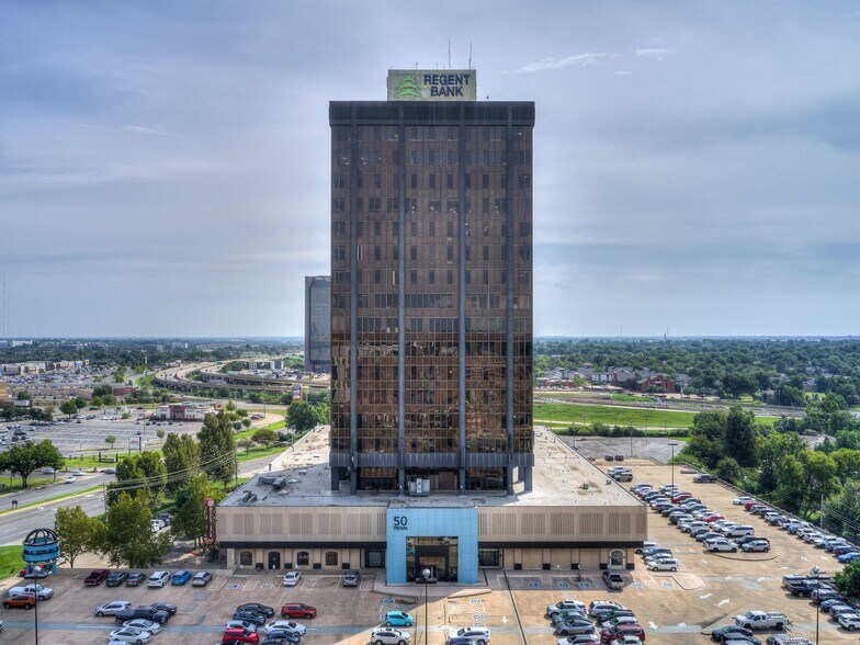 1900 NW Expressway, Oklahoma City, OK à louer - Photo de l’immeuble – Image 3 sur 35