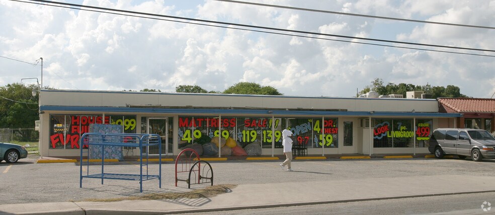 323 S WW White Rd, San Antonio, TX à vendre - Photo de l’immeuble – Image 2 sur 4