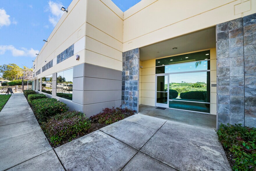 5601 Palmer Way, Carlsbad, CA à louer - Photo de l’immeuble – Image 3 sur 23