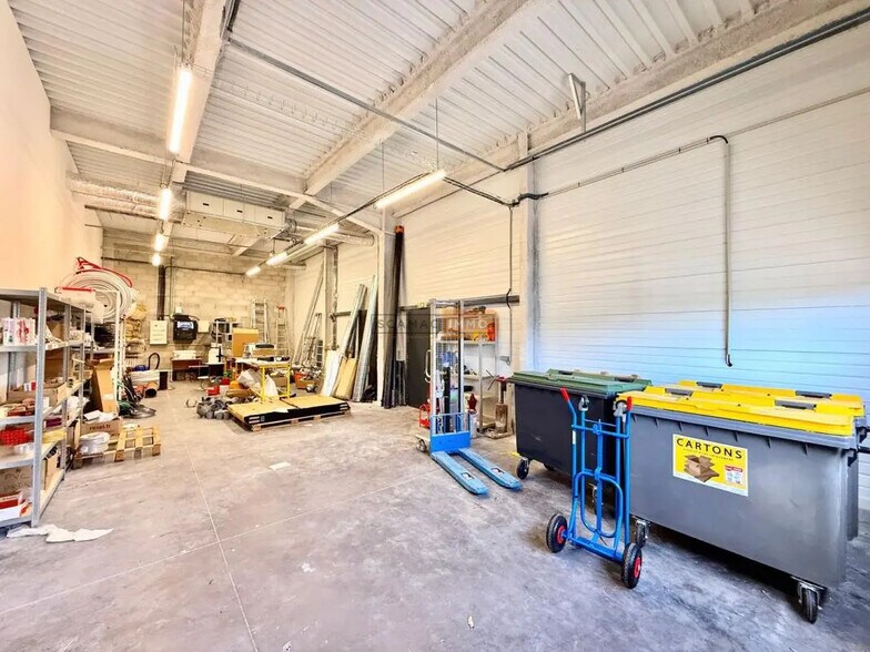 Industriel/Logistique dans Fréjus à louer - Photo de l’immeuble – Image 3 sur 11