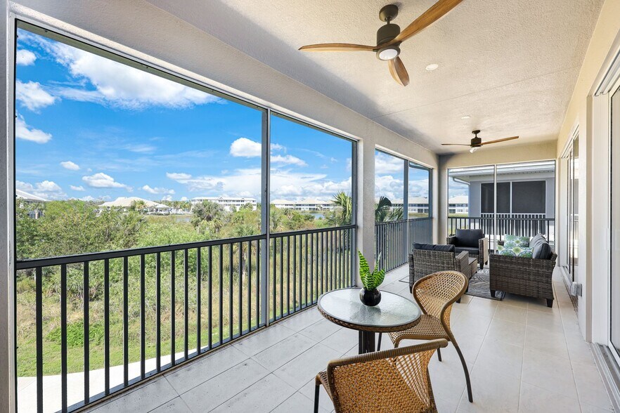 273 Indies Dr E, Naples, FL à vendre - Photo de l’immeuble – Image 3 sur 36