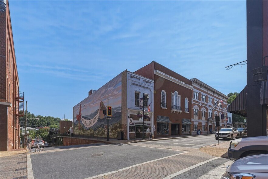 102 W Beverley St, Staunton, VA à vendre - Photo principale – Image 1 sur 26
