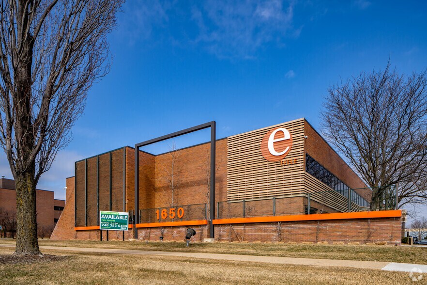 1650 W Big Beaver Rd, Troy, MI à louer - Photo de l’immeuble – Image 3 sur 8