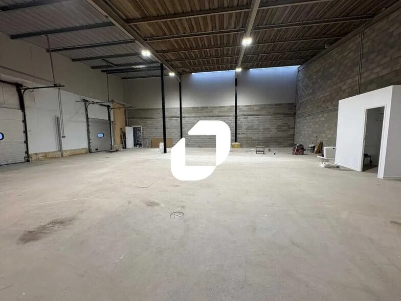 Local d’activités dans Montigny-le-Bretonneux à louer - Photo de l’immeuble – Image 2 sur 8