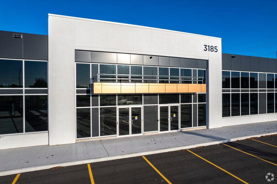 3185 Harvester Rd, Burlington, ON à louer - Photo de l’immeuble – Image 3 sur 5