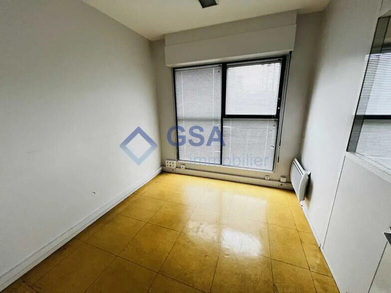 Bureau dans Évry-Courcouronnes à louer - Photo de l’immeuble – Image 1 sur 3