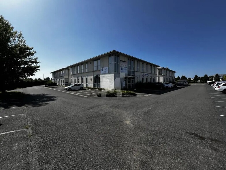 Bureau dans Lieusaint à vendre - Photo de l’immeuble – Image 1 sur 9