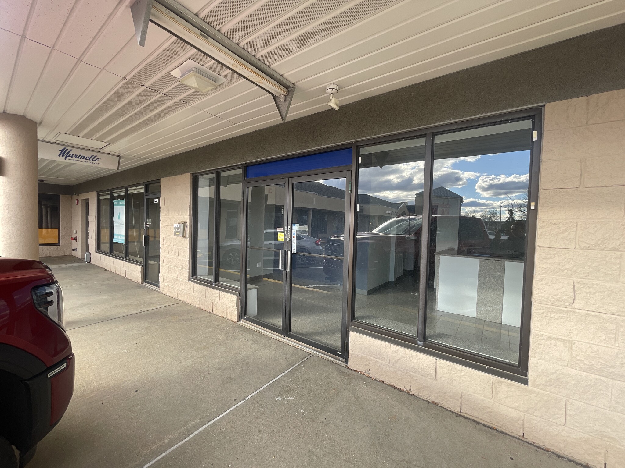 1231 E Main St, Meriden, CT à louer Photo de l’immeuble– Image 1 sur 9