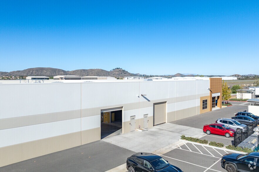 37373 Industry Way, Murrieta, CA à louer - Photo de l’immeuble – Image 2 sur 5