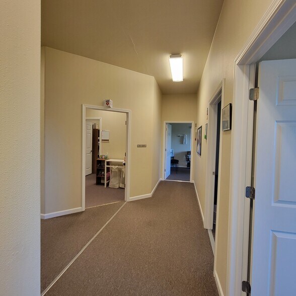2460 NW Troost St, Roseburg, OR à louer - Photo intérieure – Image 3 sur 18