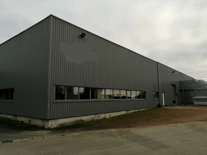 Local d’activités dans ANTRAN à louer - Photo de l’immeuble – Image 2 sur 2