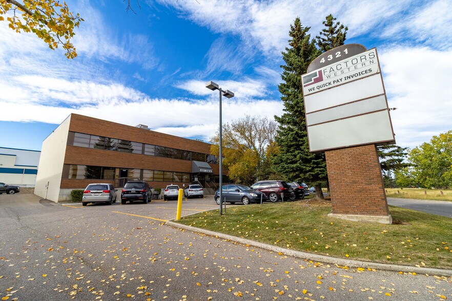 4317-4321 23B St NE, Calgary, AB à louer - Photo de l’immeuble – Image 1 sur 6