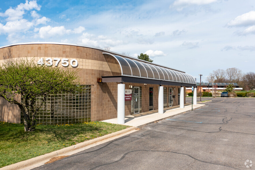 43750 Woodward Ave, Bloomfield Hills, MI à louer - Photo de l’immeuble – Image 2 sur 7