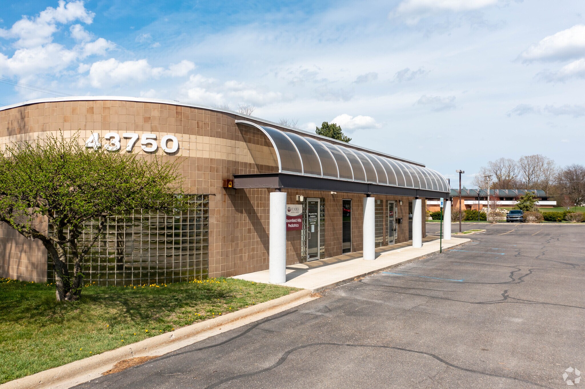 43750 Woodward Ave, Bloomfield Hills, MI à louer Photo de l’immeuble– Image 1 sur 8