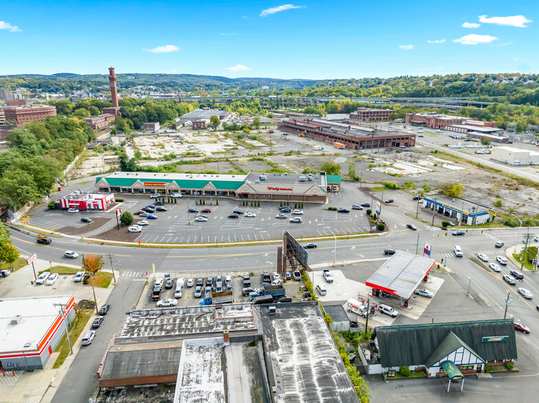 649 W Main St, Waterbury, CT à vendre - Photo de l’immeuble – Image 2 sur 10
