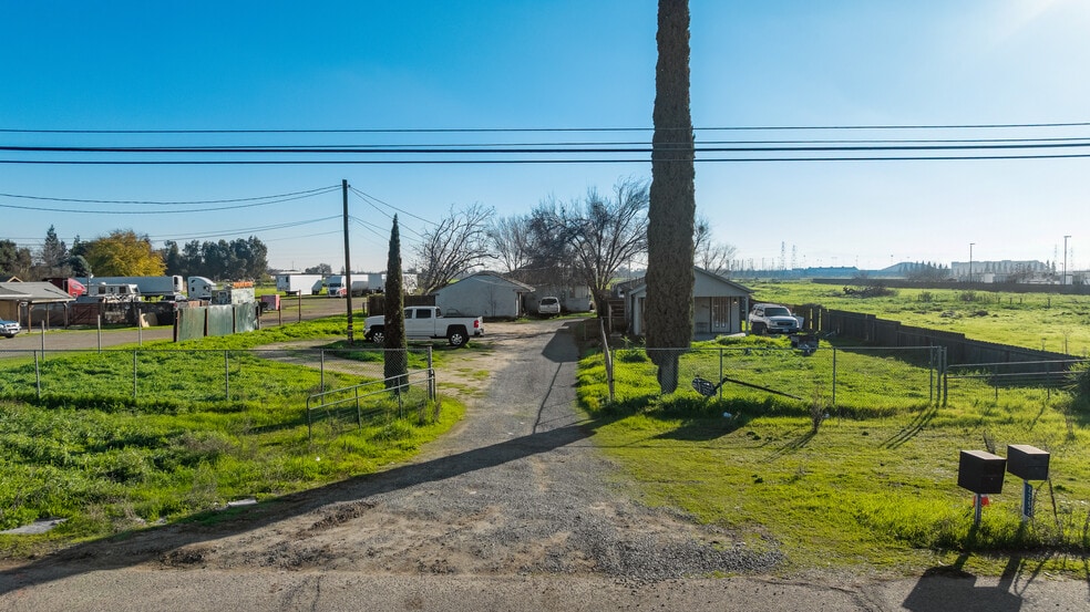 2256 W Yosemite Ave, Manteca, CA à vendre - Aérien – Image 2 sur 20