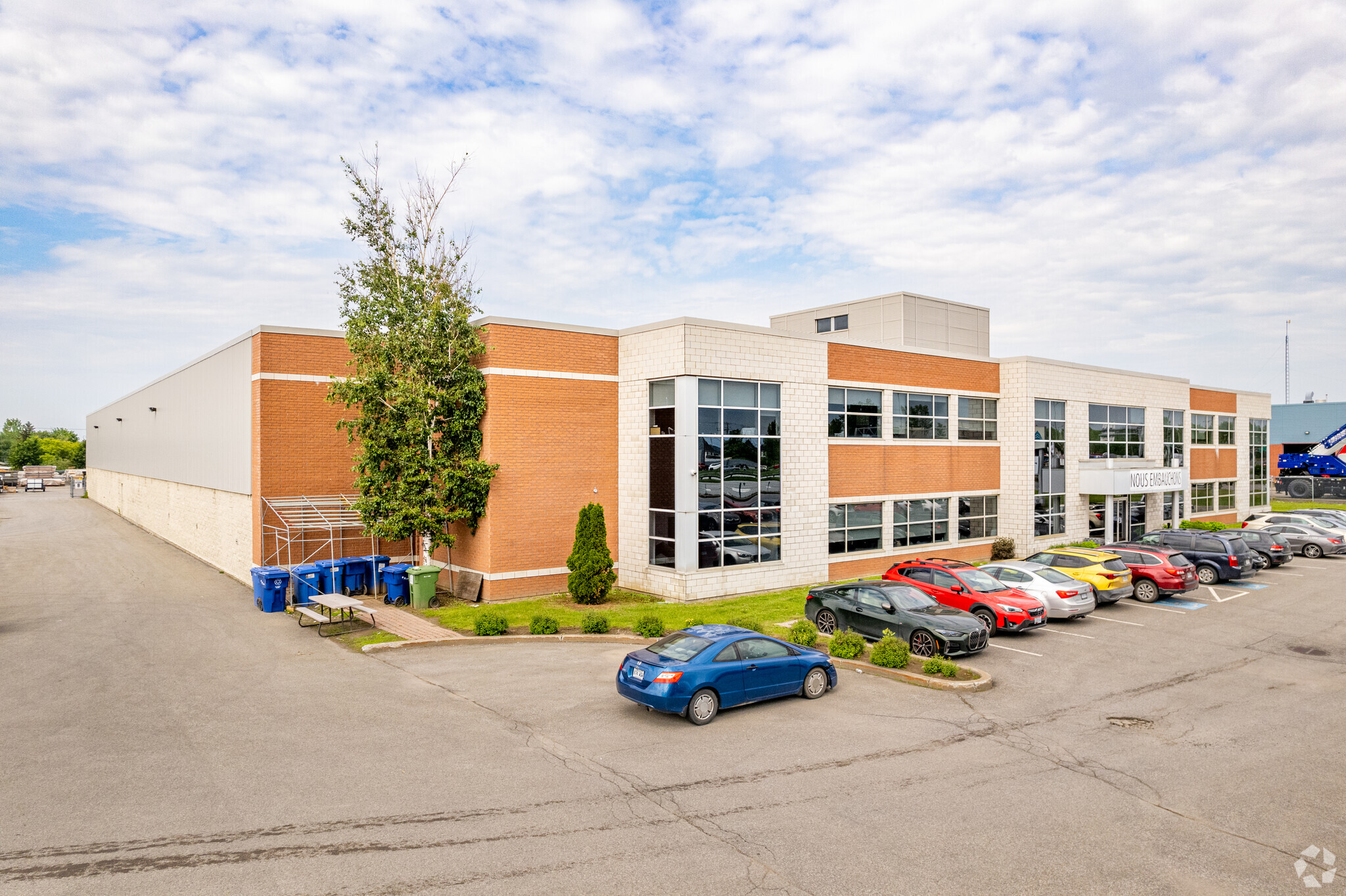 4150 Chomedey (A-13) Desste O, Laval, QC à louer Photo de l’immeuble– Image 1 sur 5