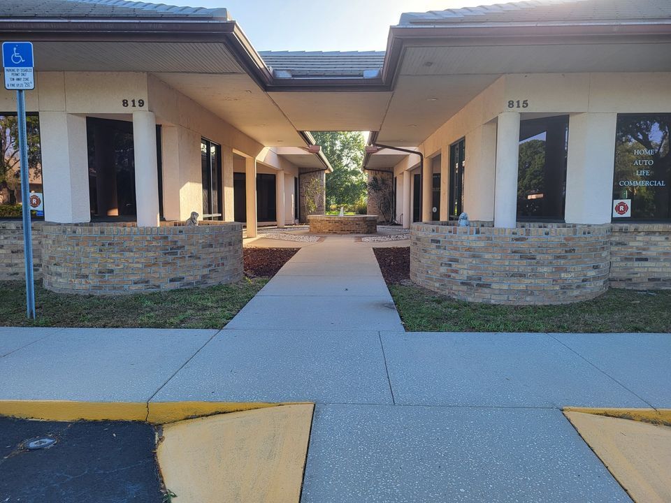 815 Cypress Village Blvd, Sun City Center, FL à louer Photo de l’immeuble– Image 1 sur 6