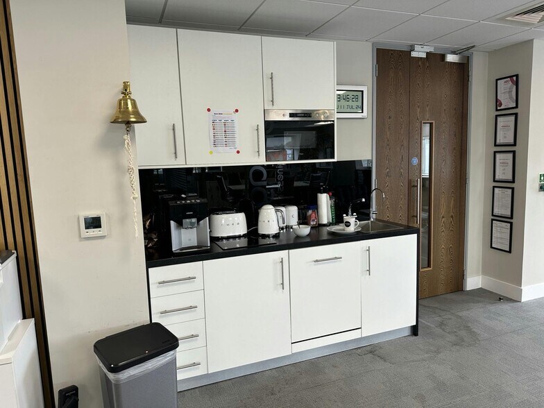 2 Esher Rd, Walton On Thames à louer - Photo de l’immeuble – Image 3 sur 5