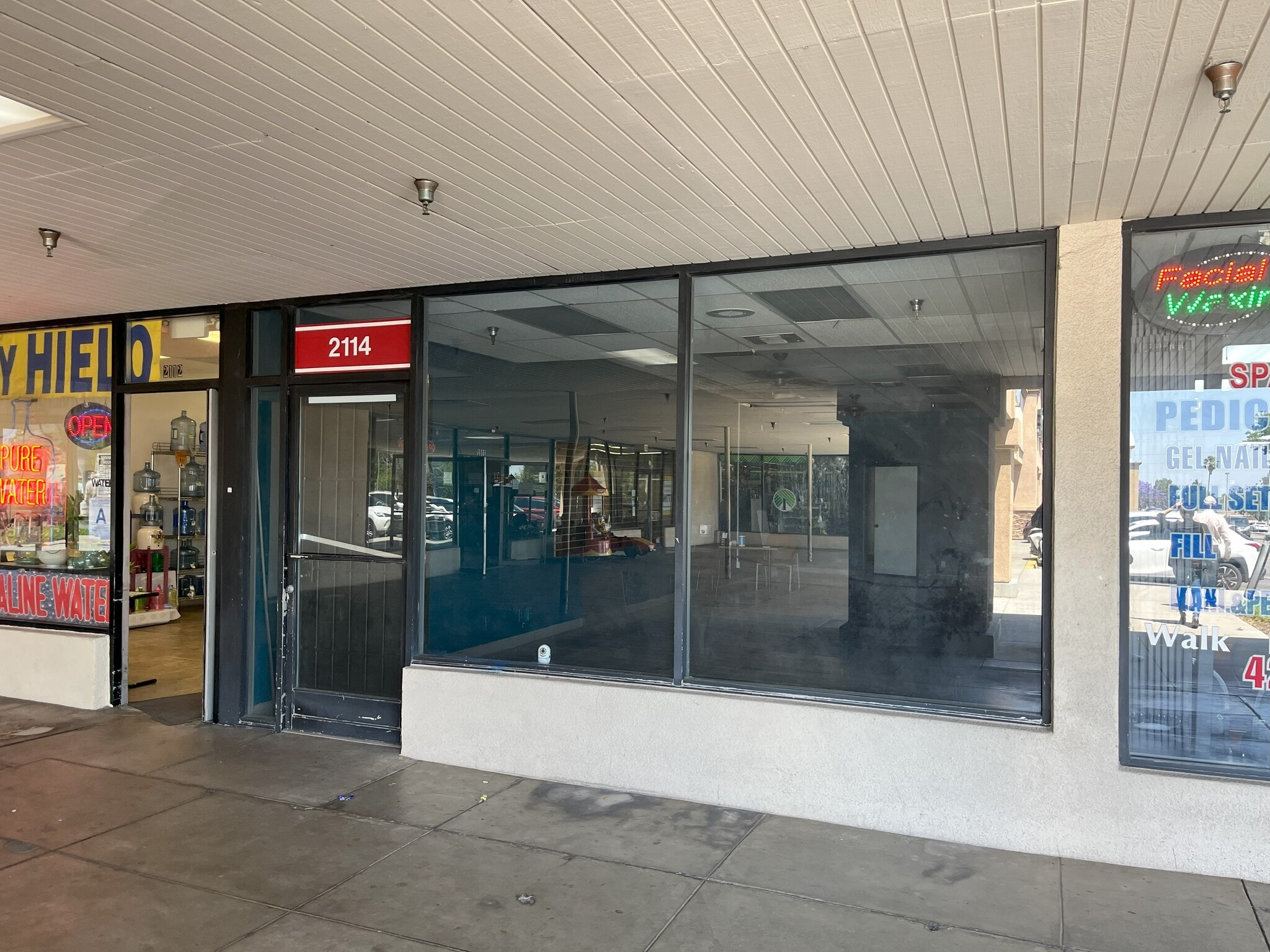 2100-2130 E Highland Ave, San Bernardino, CA à louer Photo de l’immeuble– Image 1 sur 2