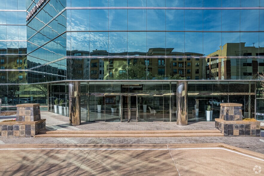 13760 Noel Rd, Dallas, TX à louer - Photo de l’immeuble – Image 3 sur 4