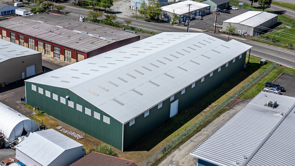 Three Building Industrial Campus portefeuille de 3 biens à vendre sur LoopNet.fr - Photo de l’immeuble – Image 3 sur 19
