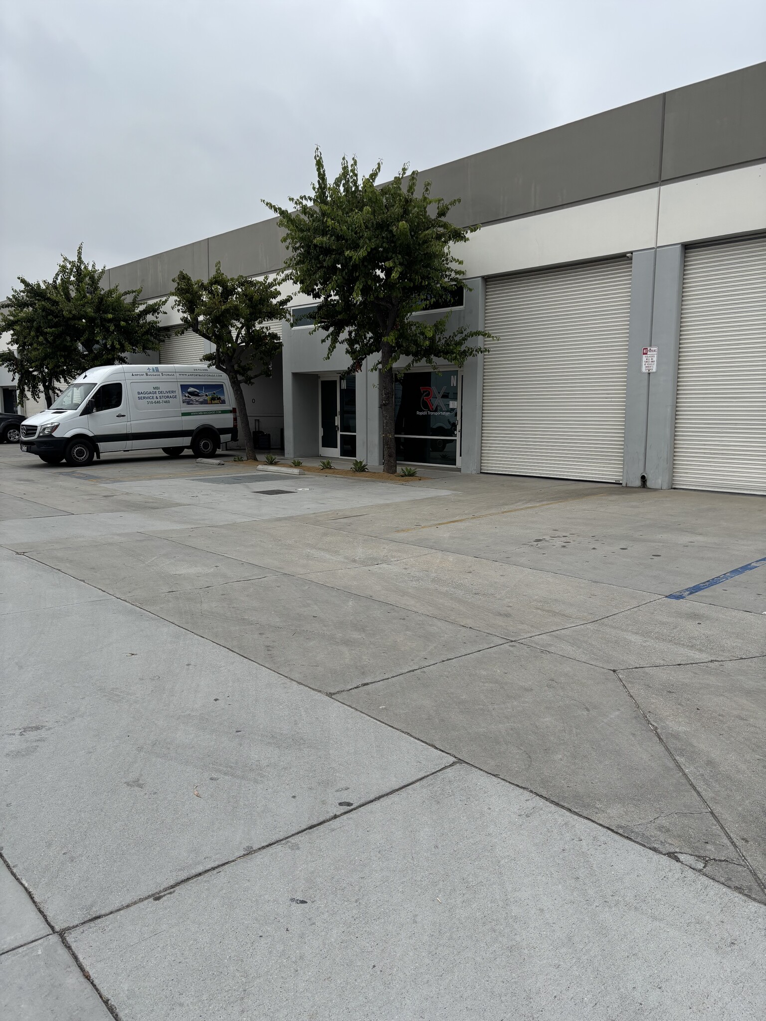 11200 Hindry Ave, Los Angeles, CA à louer Photo de l’immeuble– Image 1 sur 2