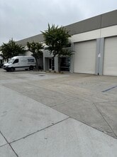 11200 Hindry Ave, Los Angeles, CA à louer Photo de l’immeuble– Image 1 sur 2