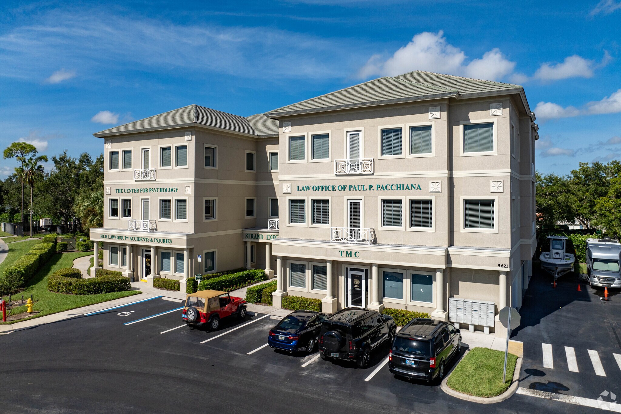 5621 Strand Blvd, Naples, FL à louer Photo principale– Image 1 sur 28