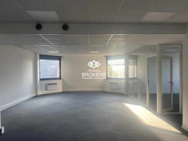 Plus de détails pour Local d'activités à louer