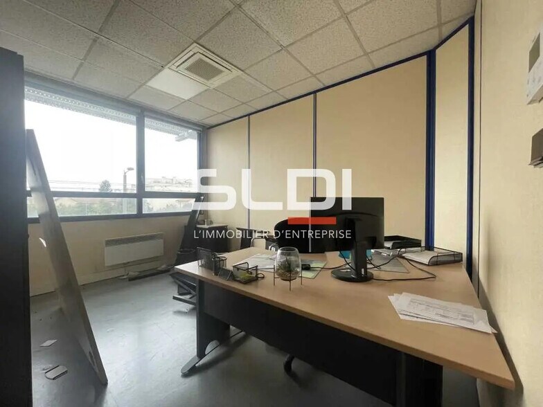 Bureau dans Vaulx-en-Velin à louer - Photo de l’immeuble – Image 3 sur 17