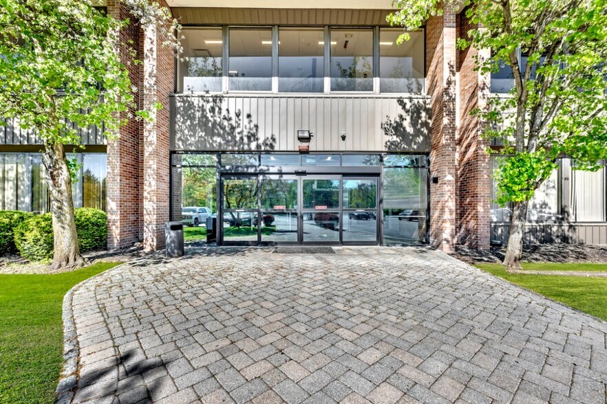 690 Kinderkamack Rd, Oradell, NJ à louer - Photo de l’immeuble – Image 2 sur 12